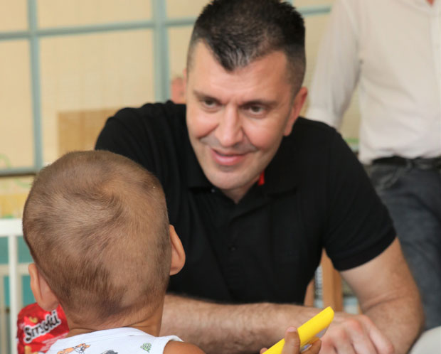 Министар Ђорђевић посетио напуштено дете, нађено у Вишњици