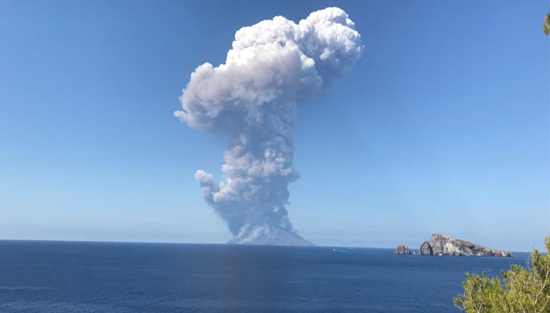 ВУЛКАН ОТЕРАО ТУРИСТЕ У МОРЕ: Стромболи потресла снажна експлозија, страдао туриста (ФОТО/ВИДЕО)