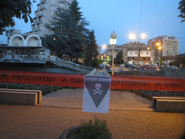 ГРАНАТА ПРОНАЂЕНА У КОРИТУ ЦРНИЦЕ: Полиција блокирала део центра Параћина (ФОТО)