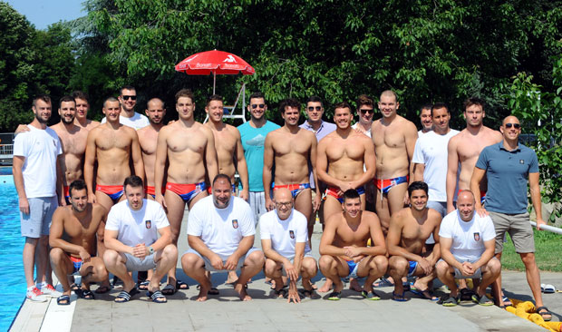 МЛАДИ ДЕЛФИНИ ГЛАДНИ ТРОФЕЈА: Ватерполисти путују у Јапан