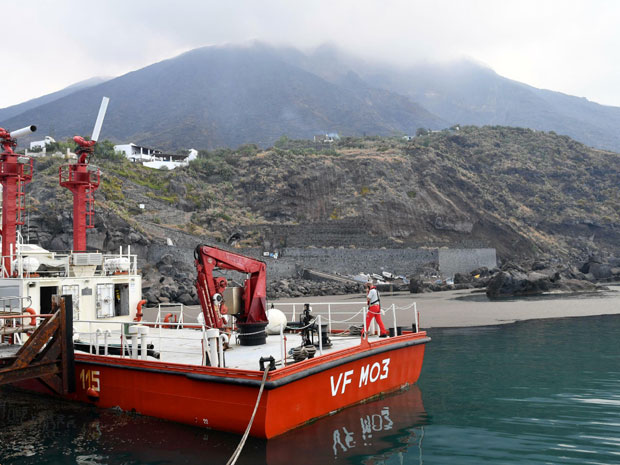 ВУЛКАН УТИХНУО ТОКОМ НОЋИ: Евакуисано 100 људи, породица отишла с острва оставивши за собом све што су имали


