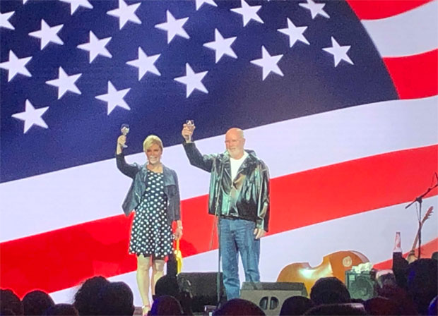 Китаровић као пин-ап девојка у амбасади САД (ФОТО)