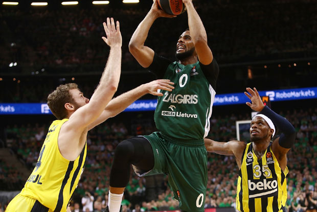 Пешић довео и Дејвиса