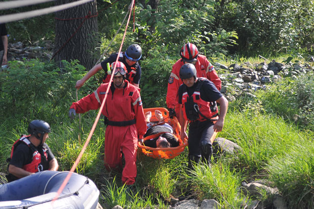 ОДРЖАНА ПОКАЗНА ВЕЖБА У МАГЛИЧУ: Ватрогасно - спасилачки тимови увек спремни (ФОТО)