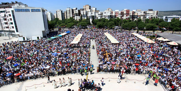 Цркве потписима и отимају и бране