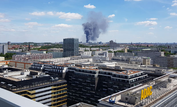 ЦРНИ ДИМ СЕ НАДВИО НАД БЕРЛИНОМ: Стотине ватрогасаца у борби са ватреном стихијом (ФОТО/ВИДЕО)