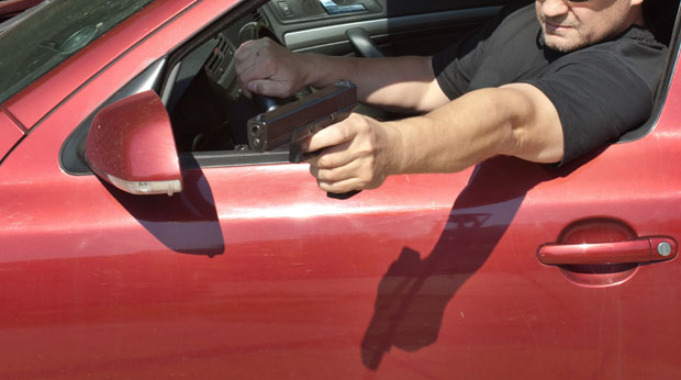 Ухапшен због сумње да је из кола у покрету упуцао двојицу