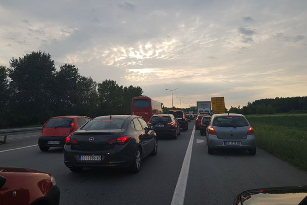 ГУЖВА ЗБОГ ЕГЗИТА: На излаз са аутопута се чека дуже од пола сата