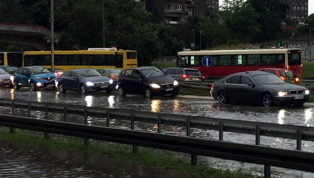 Стижу временске непогоде, метеоролози најављују пљускове и град (ФОТО)