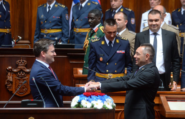 ПРИЗНАЊА ПОЛАЗНИЦИМА ВОЈНИХ ШКОЛА: Народ увек уз своју војску