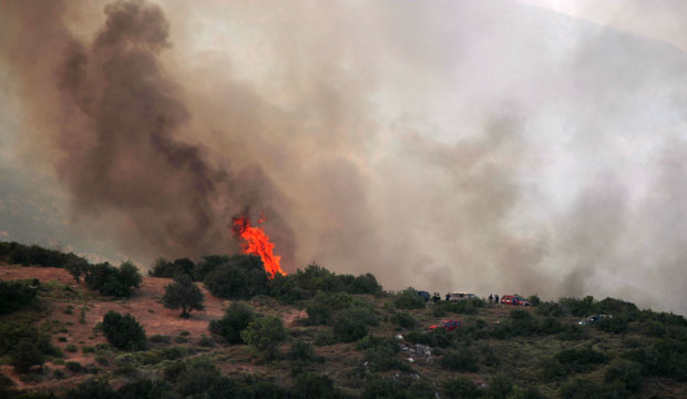 БЕСНИ ВATРA НА ЕВИЈИ: Евакуација из пет насеља, ухапшен човек који је изазвао пожар (ВИДЕО)