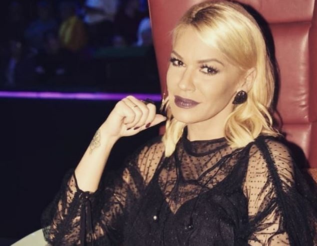 НАТАША БЕКВАЛАЦ ТАЈНО СНИМИЛА МАМУ ДОК ЈЕ СЛУШАЛА НОВУ ПЕСМУ: Ово је кич, мани се модерног, имаш 100 година (ВИДЕО)