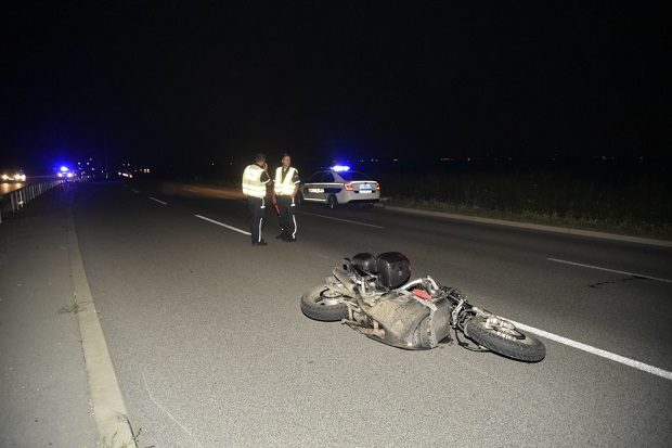 НОВИ ДЕТАЉИ СТРАВИЧНЕ НЕСРЕЋЕ КОД ОВЧЕ: Тело мотоциклисте непрепознатљиво, аутомобил повређеног преврнут, били су пријатељи