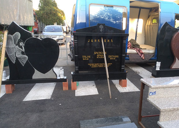 ИВАЊДАН У ПОЖАРЕВЦУ: На вашару све од игле до надгробних споменика (Фото)