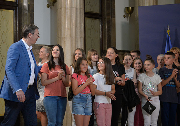 Вучић деци са КиМ: Београд је био и увек ће бити ваш главни град; Основци препуни утисака