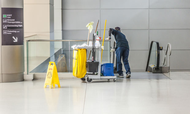 ШТРАЈК ЧИСТАЧИЦА НА АЕРОДРОМУ: Шефови служби чисте тоалете