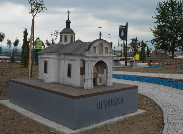 МИНИЈАТУРНА СРБИЈА: На Багдали 10 богомоља