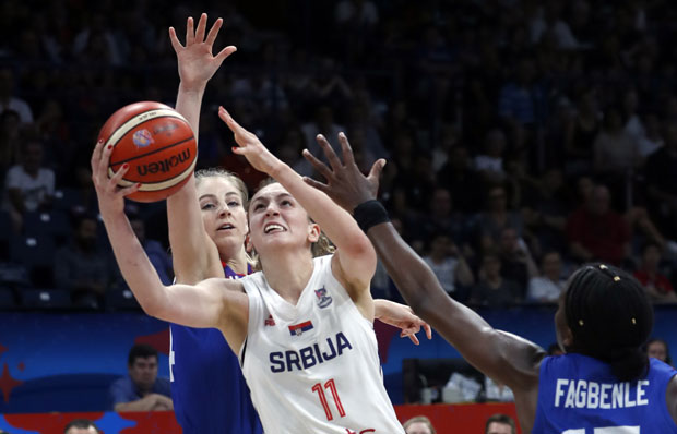 „ПОКИДАЛЕ“ СМО СВЕ ПРОБЛЕМЕ: Кошаркашице Србије веома емотивно доживеле освајање медаље пред домаћом публиком