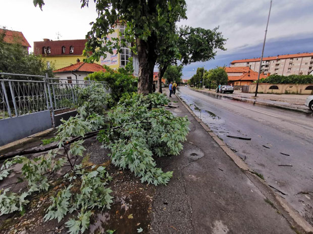 РХМЗ УПОЗОРИО НА НЕПОГОДЕ: У деловима Србије очекују се нови пљускови праћени олујним ветром (ТАБЕЛЕ)