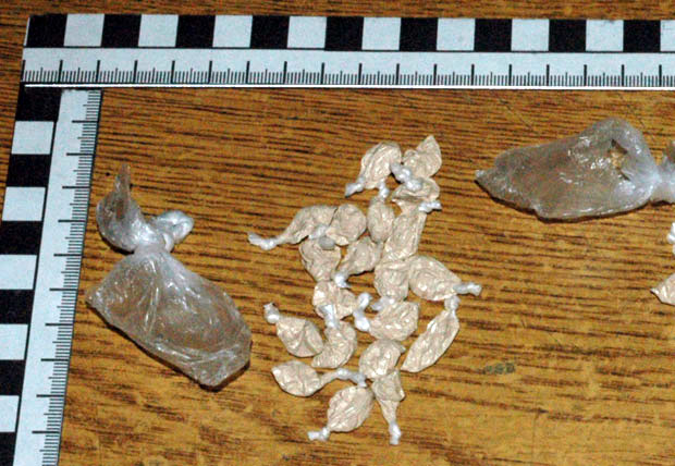 ЗАПЛЕНА НА ГРАНИЦИ: Пакетићи дроге скривени у доњем вешу и чарапама