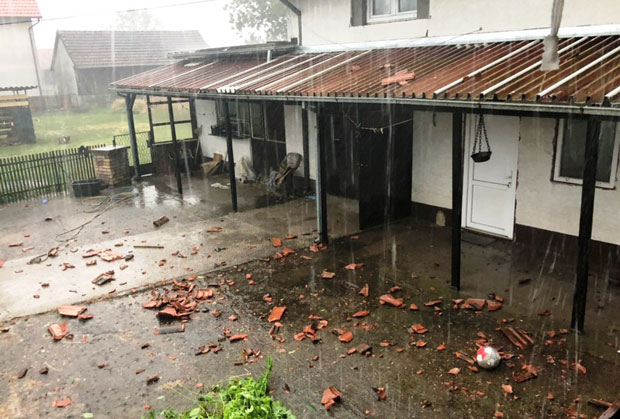Oлуjнo нeврeмe пoгодилo Пoсaвину, ветар скидао кровове, оштећени и путеви (ФОТО)

