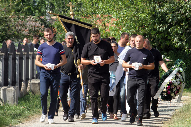 САХРАЊЕНИ МЛАДИЋИ СТРАДАЛИ КОД СРПЦА: Десетине белих ружа за тројицу најбољих другова
