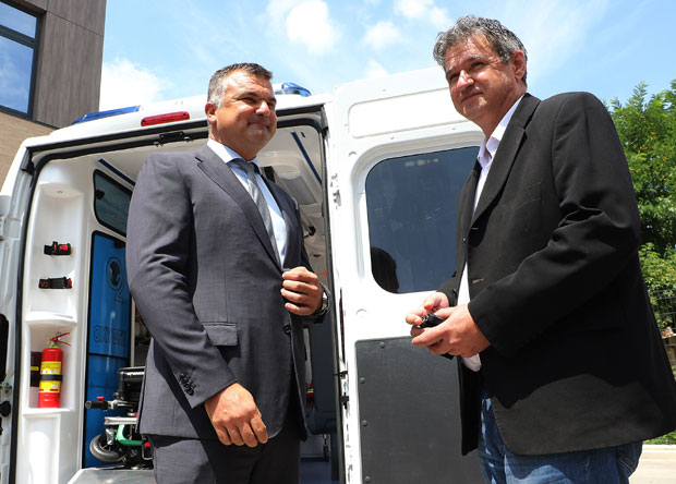 ЗАВОД ЗА ХИТНУ МЕДИЦИНСКУ ПОМОЋ: Два санитета од града Новог Сада