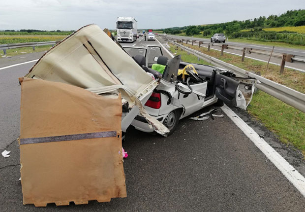 Отац и ћерка заједно отишли у смрт, беба испала из кола и остала неповређена (ФОТО + ВИДЕО)