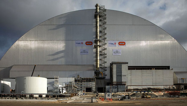 ЧЕРНОБИЉУ НЕОПХОДНА НОВА ЗАШТИТА: Атомска централа добила нови саркофаг
