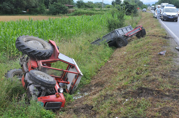 УДЕС КОД КРАЉЕВА: Судар аутобуса, трактора и аутомобила, повређена једна особа (ФОТО)