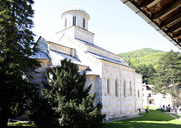 ИЗГРАДЊА МАГИСТРАЛЕ УГРОЖАВА ДЕЧАНЕ: Журе да прођу поред лавре православне