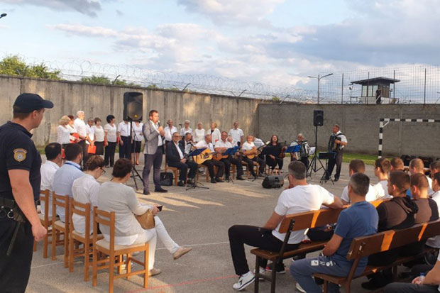 КПЗ Бањалука: Уз звуке тамбуре заборавили на затворске зидине