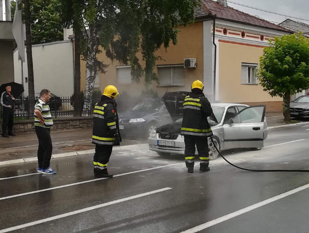 У центру Пирота горео аутомобил
