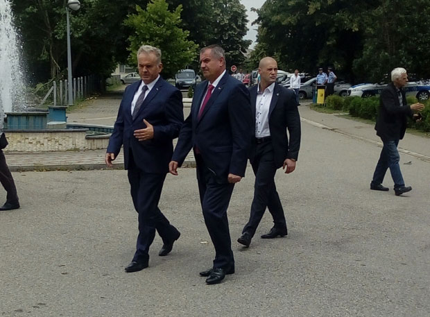 ВЛАДА СПРЕМНА ДА ПОМОГНЕ: Премијер РС Вишковић посетио Општину Србац