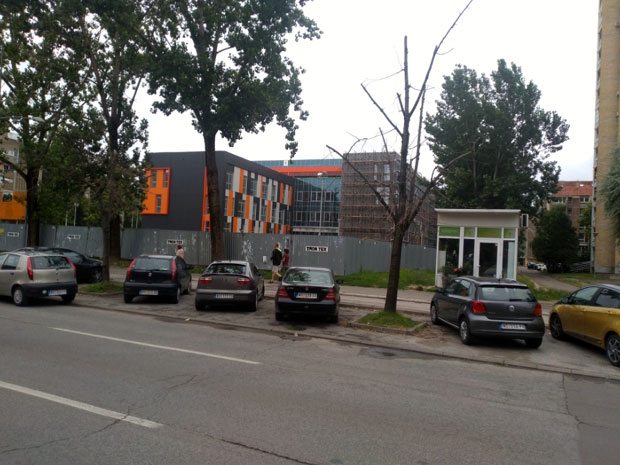 Табле оперској диви, песнику, као и музичару