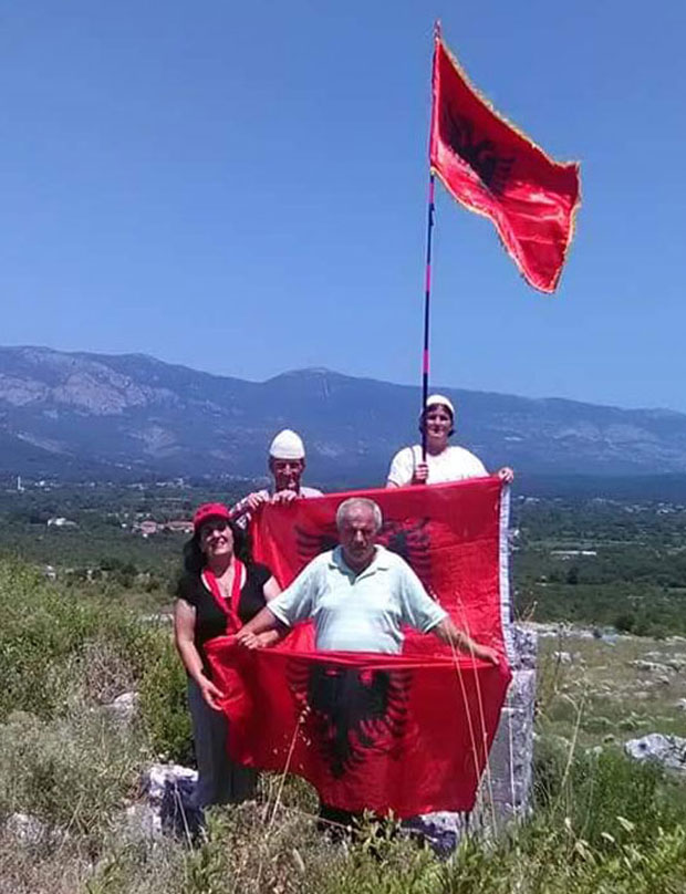 ЦРНОГОРСКА БРУКА: На Свачу двоглави орао! (ФОТО)