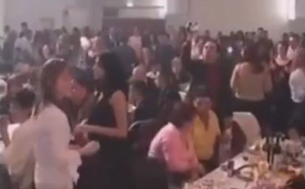 БОБАНЕ, ПОМЕРИ BMW: Кафана у трансу током песме коју први пут у животу чују, а све речи знају (ВИДЕО)