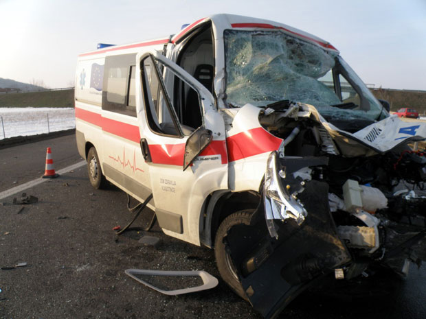 Кола Хитне помоћи изазвала директан судар са путничким аутомобилом, шесторо повређених!