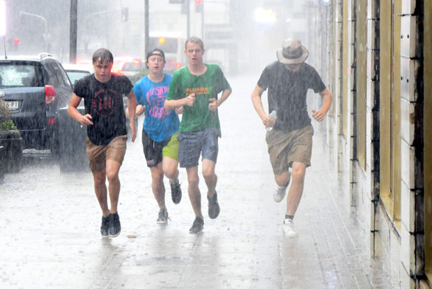 РХМЗ УПОЗОРАВА: У суботу поподне пљускови, грмљавина и град