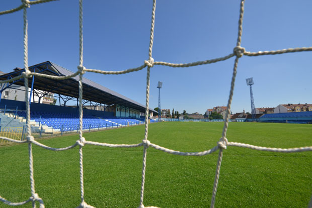 Касне радови на замени траве у Новом Саду и Лучанима: Младост и Војводина гости