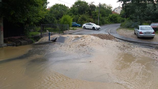 ПОГЛЕДАЈТЕ: Урушио се асфалт на Вождовцу због кварa на водоводној мрежи (ФОТО+ВИДЕО)