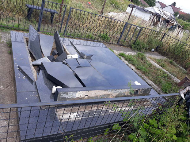 ИЖИВЉАВАЊЕ НАД СРБИМА: Уништено више од 20 надгробних споменика у Липљану (ФОТО)