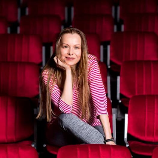 У току представе пала и повредила кичму
