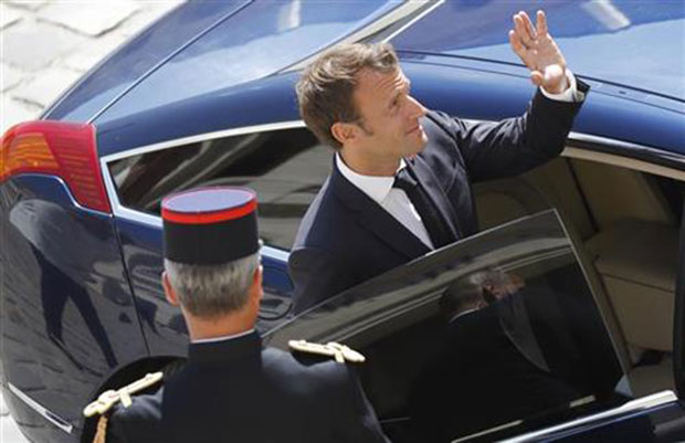 Шта се налази у дипломатском коферу Емануела Макрона?