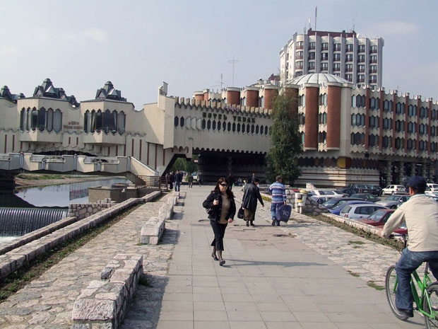 Бригадири уређују плажу