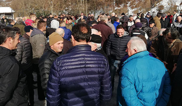 ПРОТИВ МИНИ-ХИДРОЕЛЕКТРАНА: Протест житеља села Доња Битиња и Штрпца