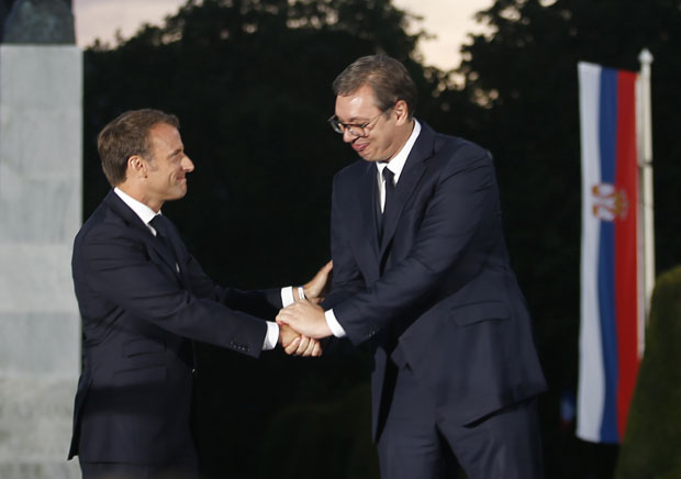 Макрона одушевила пита, Дачић опет певао