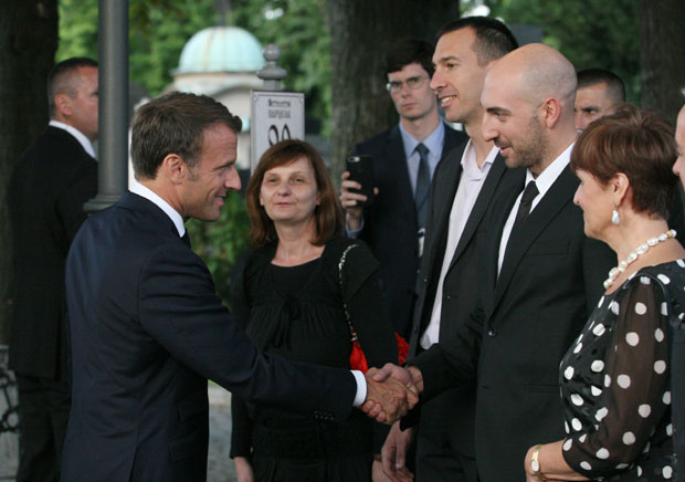 ПРАУНУКА МИЛУНКЕ САВИЋ О ПОКЛОНУ МАКРОНУ: Гепратова порука на грбу