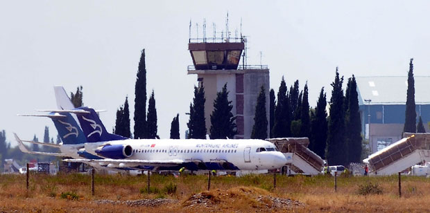 Авион Монтенегро ерлајнса каснио 9 сати, путници добили по 7 евра за освежење и храну