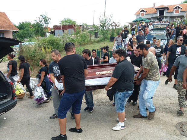 САХРАЊЕНЕ ЖРТВЕ ДЕДЕ МОНСТРУМА, ОЧАЈНА ЋЕРКА НАРИЦАЛА: Шта ти је тата све то требало, убио си ми мужа и сина на правди бога! 